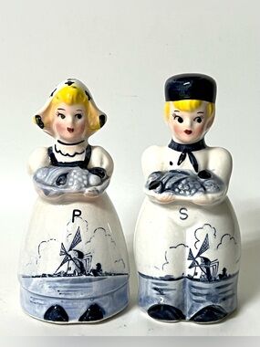 VTG Enesco Set Salt & Pepper Shakers Dutch Boy & Girl Delft Style Japan 3.5 in
